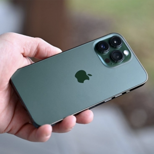 Trên tay iPhone 13 Pro màu xanh Alpine cực chất: sự kết hợp màu sắc độc đáo